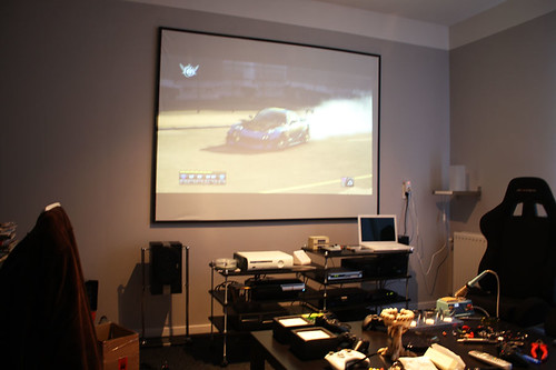 Salle home-cinéma privée avec grand écran de projection et fauteuils gradins