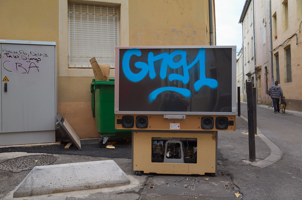 Enceintes surround et caisson de basses intégrés à un mur de salle de cinéma privée
